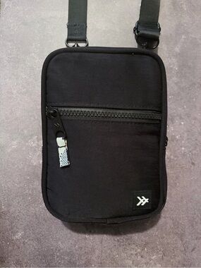 EUC Thread Wallets Crossbody in black